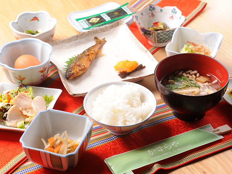 朝食も郷土の素材で鮮度抜群